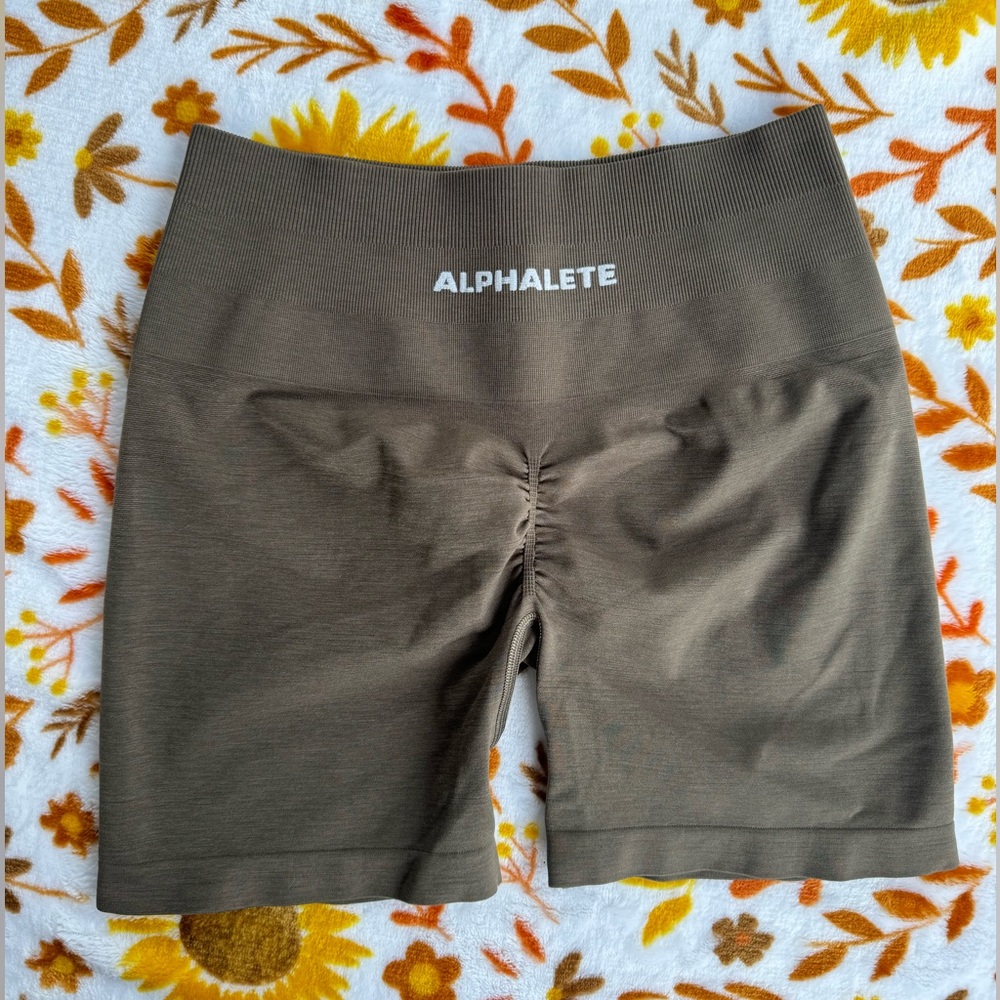 AMPLIFY SHORT 4.5"
Women's Seamless Scrunch Short
Mocha s